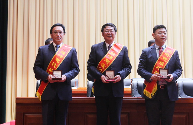 集團獲評天橋區(qū)經(jīng)濟建設突出貢獻獎單位  牟曉巖總經(jīng)理榮獲天橋區(qū)經(jīng)濟建設功勛獎